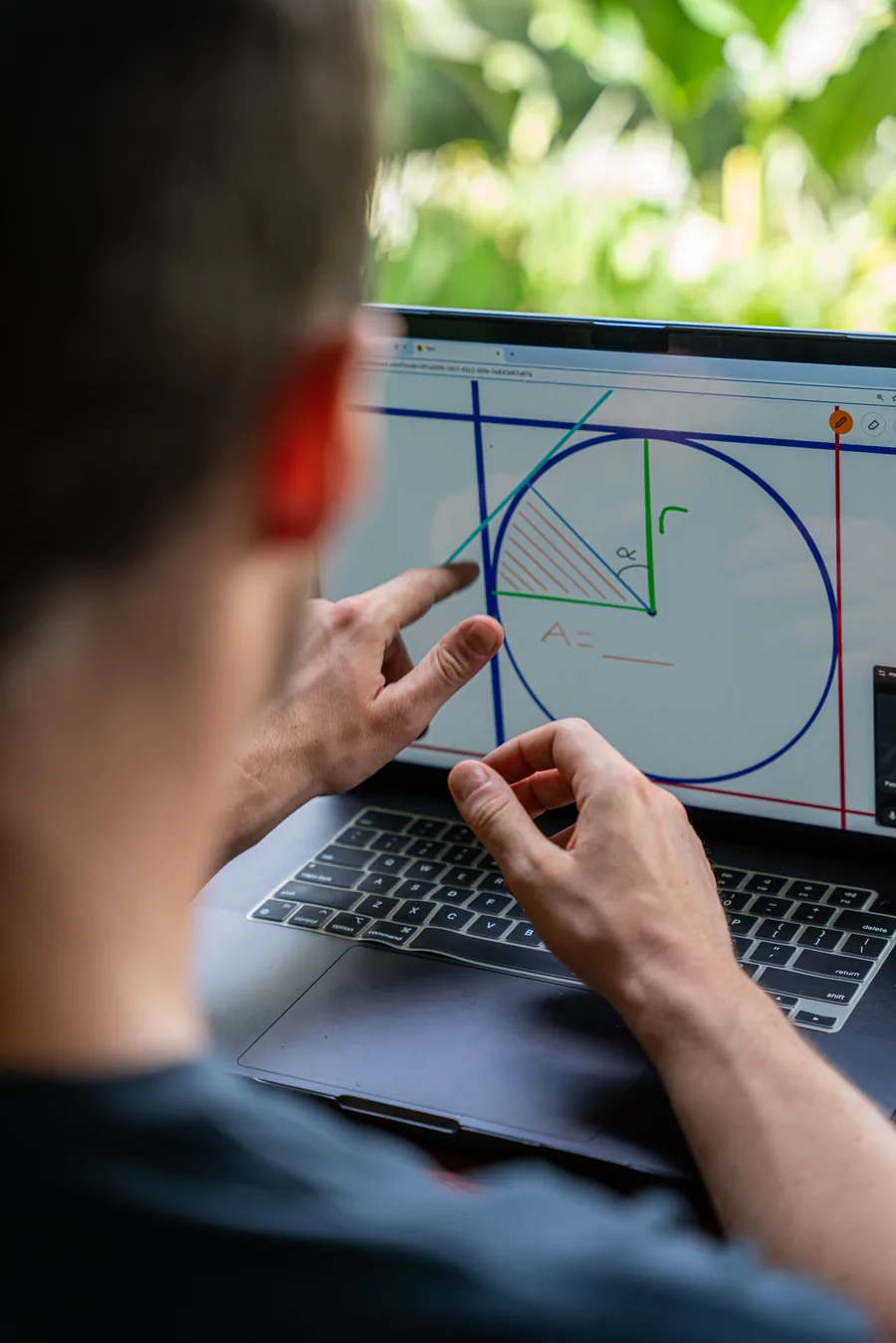 A-Level Maths tutor teaching circle theorems online